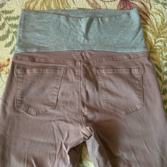 🔥 2/$50 🔥 Thyme Maternity Blush Capris - Picture 4 of 5